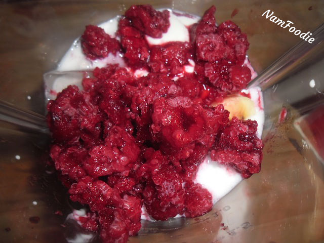 raspberry smoothie ingredients blender
