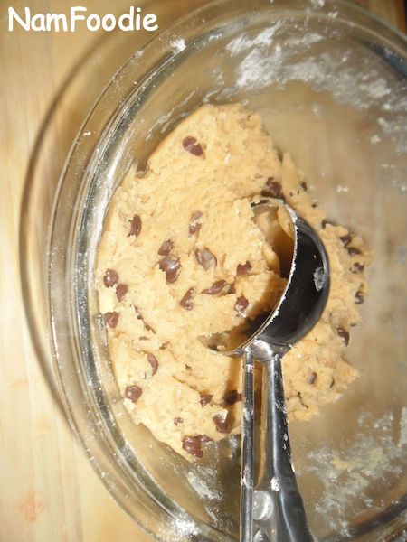 chocolate chip cookies scoop