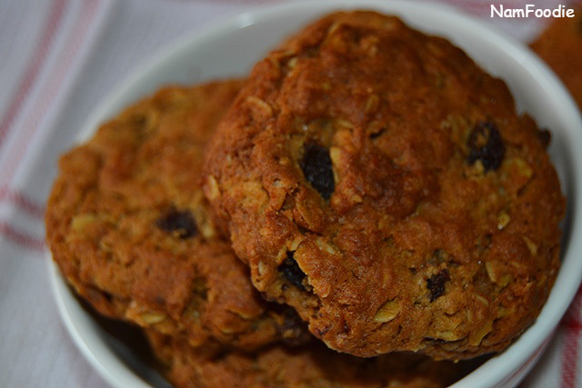 oat-raising-cookies-bowl